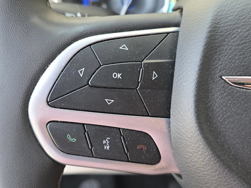Used 2023 Chrysler Pacifica Touring-L FWD image 27
