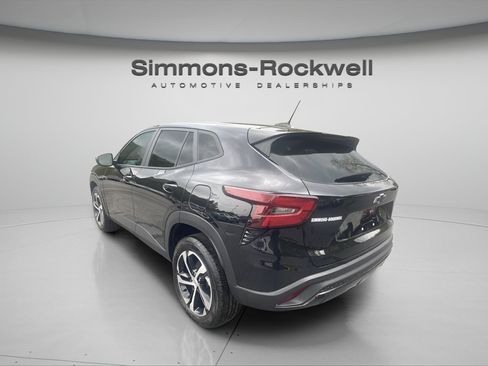 Used 2024 Chevrolet Trax RS w/ Driver Confidence Package FWD image 3