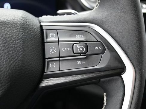 Used 2025 Jeep Grand Cherokee Altitude AWD/4WD image 29