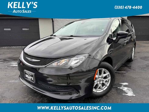 Used 2021 Chrysler Voyager Lxi image 1