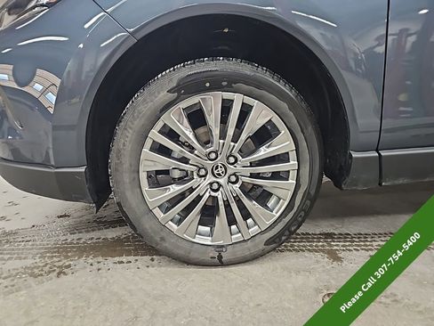 Used 2024 Toyota Venza XLE image 9