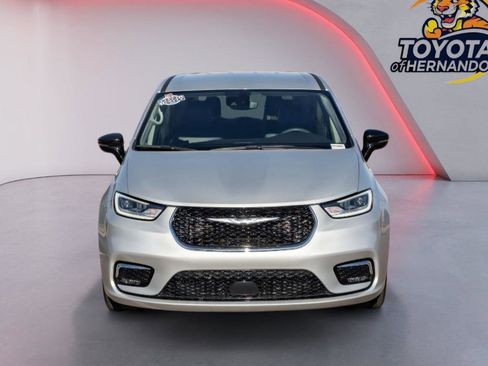 Used 2024 Chrysler Pacifica Touring-L image 2