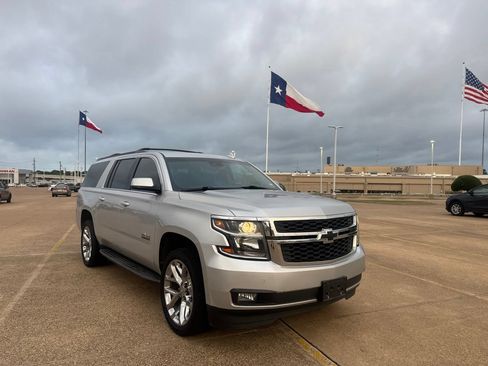 Used 2020 Chevrolet Suburban LT w/ Texas Edition Package RWD image 2