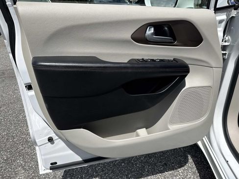 Used 2018 Chrysler Pacifica Touring-L w/ Tire & Wheel Group FWD image 21