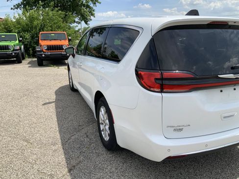 Used 2023 Chrysler Pacifica Touring-L FWD image 17
