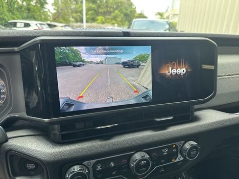 Used 2024 Jeep Gladiator Sport AWD/4WD image 22