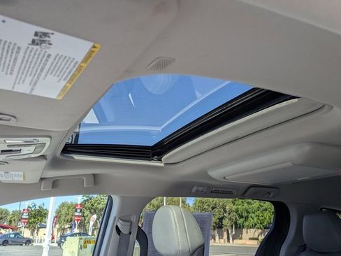 Used 2022 Toyota Sienna Limited image 19