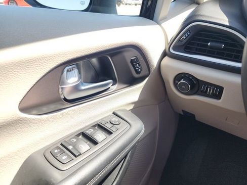 Used 2023 Chrysler Pacifica Touring-L image 33