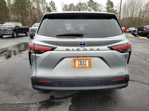 Used 2021 Toyota Sienna XLE image 11