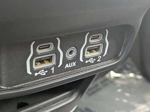 Used 2025 Chrysler Pacifica Select FWD image 18