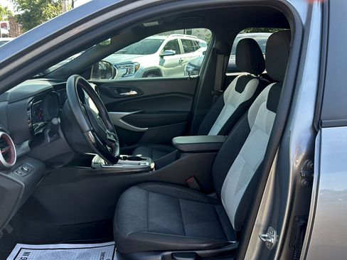 Used 2025 Chevrolet Trax RS FWD image 7