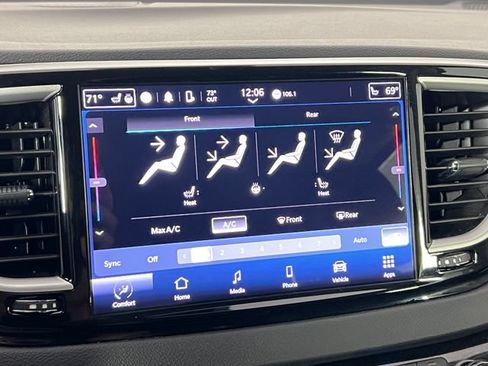 Used 2024 Chrysler Pacifica Touring-L FWD image 31