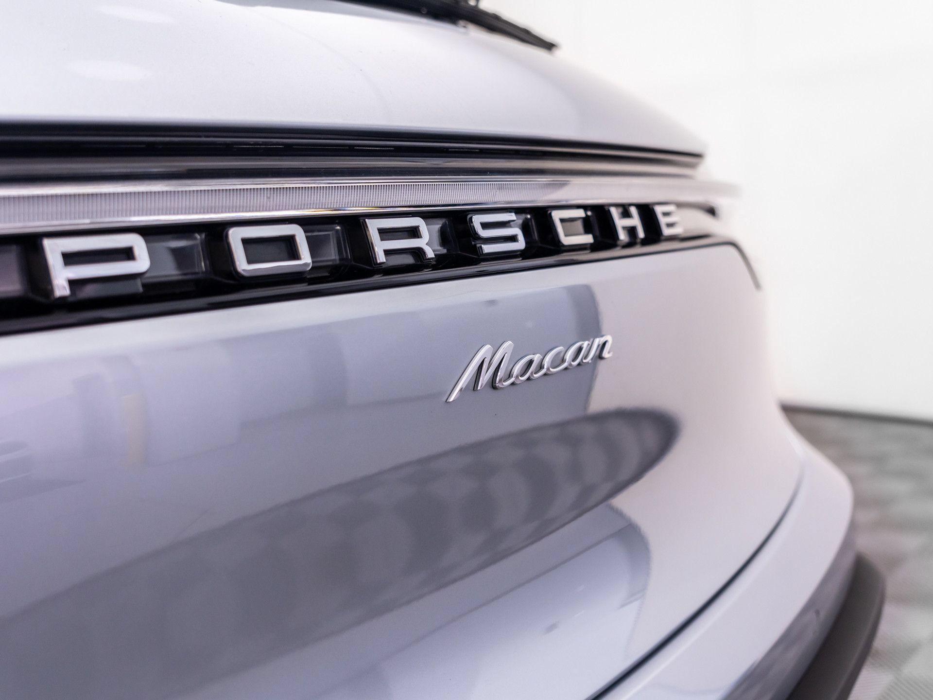 Certified 2026 Porsche Macan AWD/4WD image 32