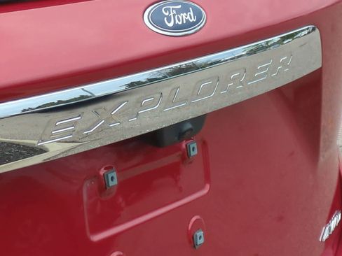 Used 2023 Ford Explorer XLT AWD/4WD image 13