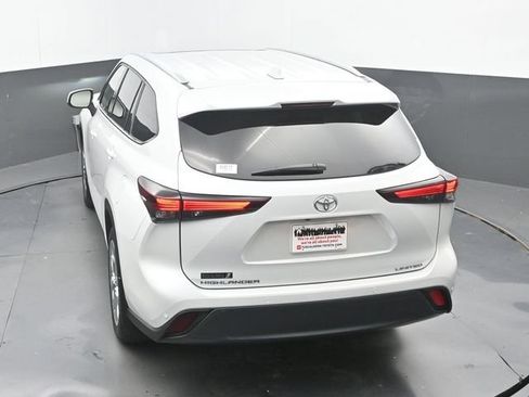 Used 2025 Toyota Highlander Limited FWD image 30