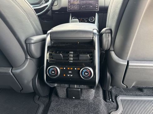 Used 2023 Land Rover Range Rover Long Wheelbase SE image 17