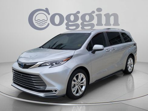 Used 2023 Toyota Sienna Platinum FWD image 1