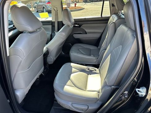 Used 2024 Toyota Highlander XLE AWD/4WD image 18