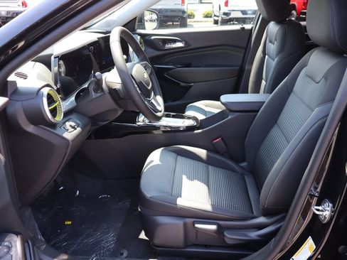 New 2026 Chevrolet Trax LT w/ LT Convenience Package FWD image 5