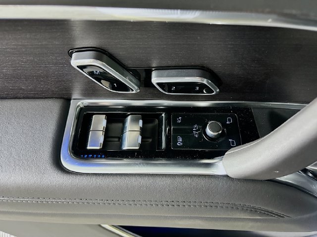 New 2026 Land Rover Range Rover Long Wheelbase SE AWD/4WD image 19