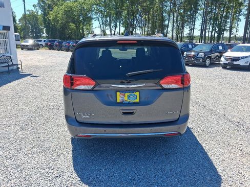 Used 2017 Chrysler Pacifica Limited w/ UConnect Theater Package FWD image 3