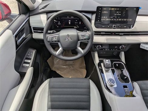 New 2025 Mitsubishi Outlander SE image 16