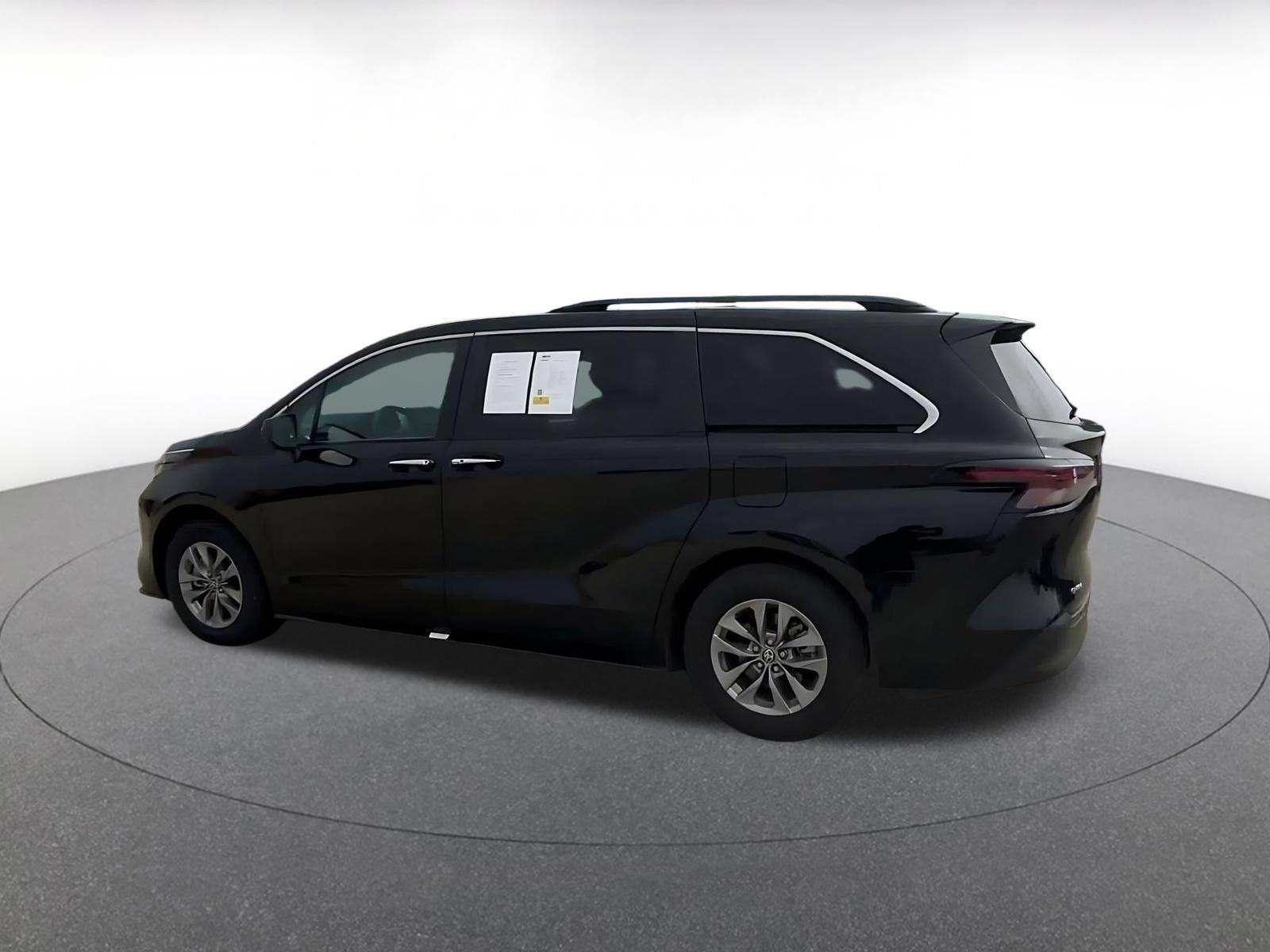 Used 2025 Toyota Sienna XLE FWD image 9