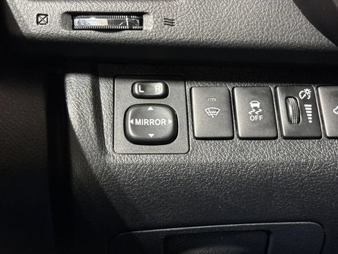 Used 2011 Toyota Highlander SE w/ Tow Pkg AWD/4WD image 18