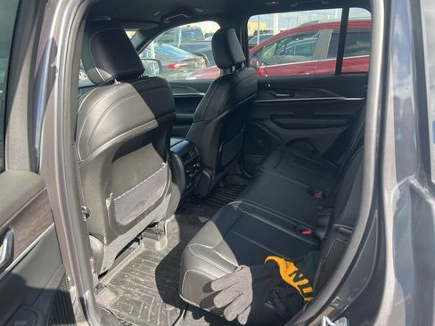 Used 2025 Jeep Grand Cherokee Limited image 12