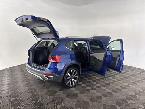 Used 2023 Volkswagen Taos SE w/ Panoramic Sunroof Package image 16