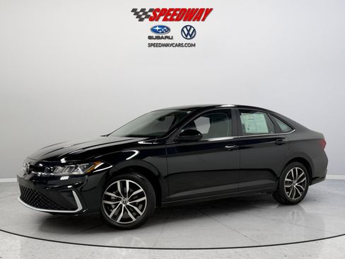 Certified 2025 Volkswagen Jetta SE image 3