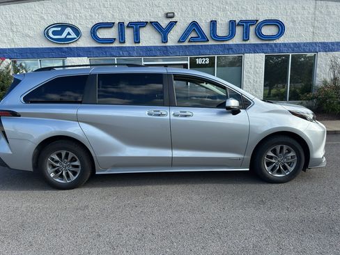 Used 2021 Toyota Sienna LE FWD image 3