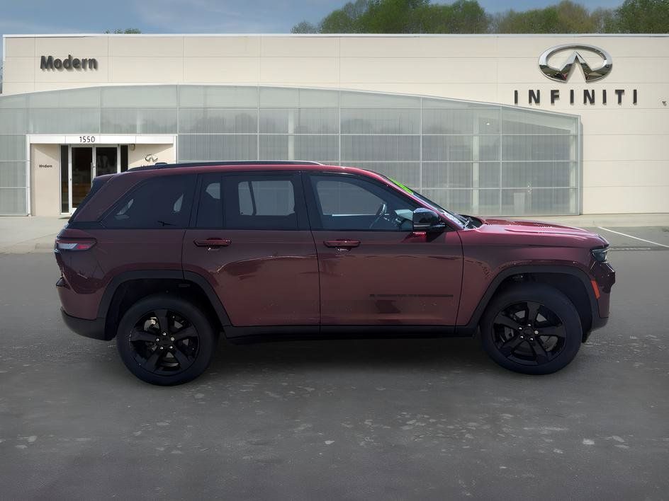 Used 2023 Jeep Grand Cherokee Altitude RWD image 3