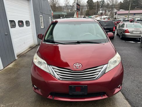 Used 2014 Toyota Sienna XLE image 2