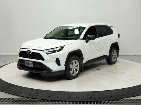 Used 2023 Toyota RAV4 LE AWD/4WD image 4