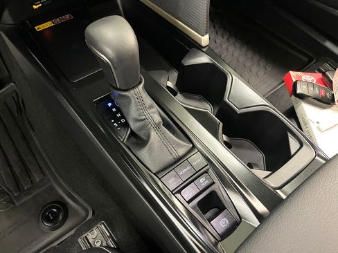 Used 2025 Toyota Camry SE image 28