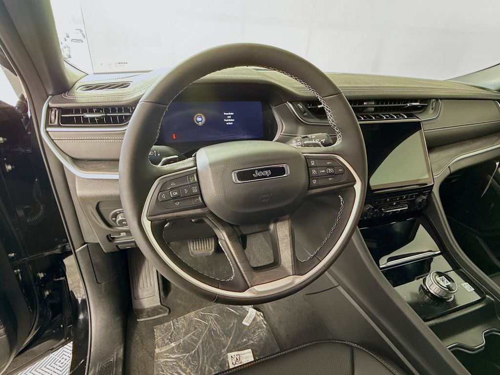 Certified 2025 Jeep Grand Cherokee Limited w/ Luxury Tech Group II RWD image 12