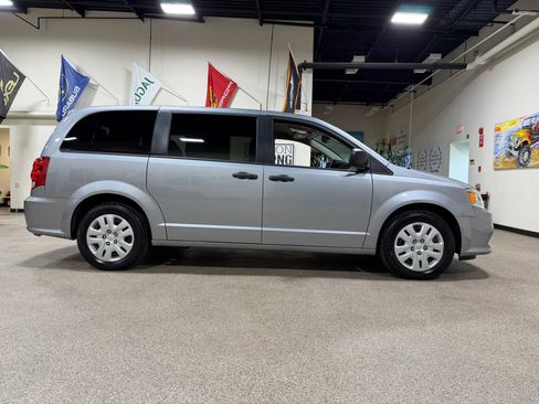 Used 2019 Dodge Grand Caravan SE FWD image 7