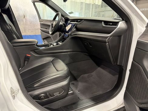 Used 2024 Jeep Grand Cherokee Limited w/ Black Appearance Package image 23