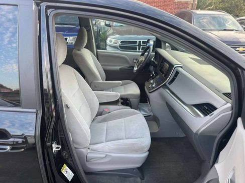 Used 2015 Toyota Sienna LE image 12