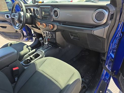 Used 2018 Jeep Wrangler Unlimited Sahara AWD/4WD image 14