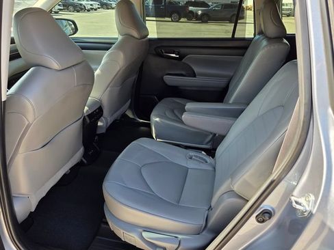 Used 2024 Toyota Highlander XLE FWD image 9