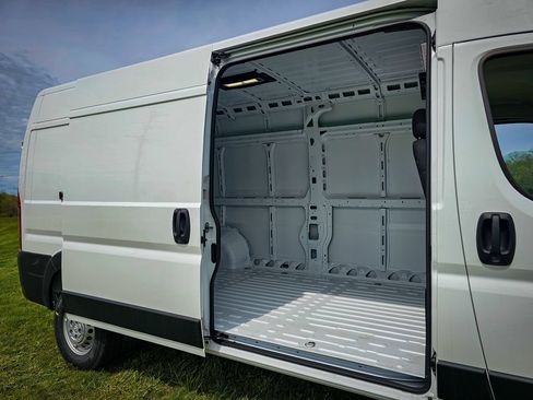 New 2026 RAM ProMaster 2500 w/ Convenience Group FWD image 29