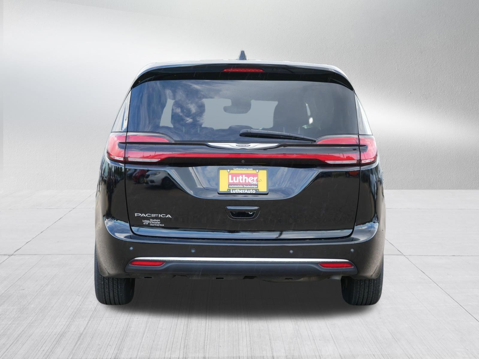 Used 2024 Chrysler Pacifica Touring-L FWD image 6