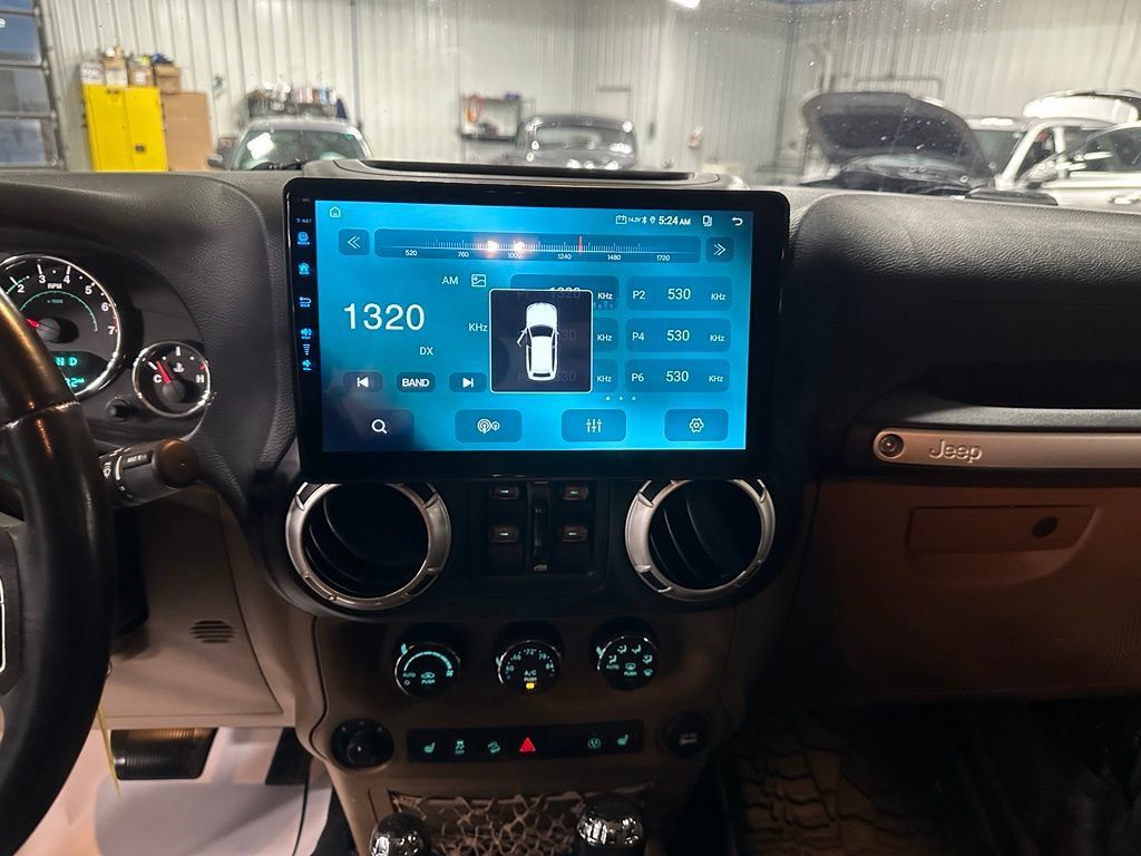 Used 2015 Jeep Wrangler Unlimited Sahara w/ Connectivity Group AWD/4WD image 16