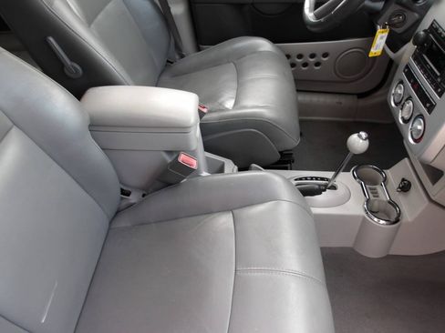 Used 2006 Chrysler PT Cruiser Limited FWD image 17