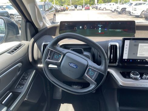 Used 2025 Ford Expedition Platinum AWD/4WD image 16