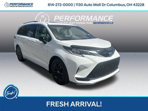 Used 2024 Toyota Sienna AWD image 1