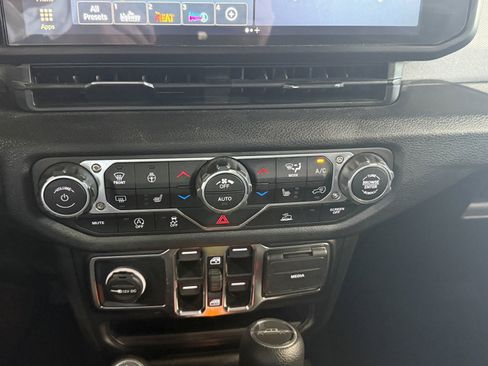 Used 2025 Jeep Gladiator Sport AWD/4WD image 15