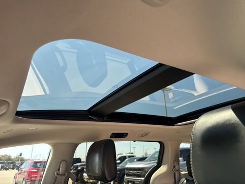 Used 2023 Chrysler Pacifica Limited FWD image 5